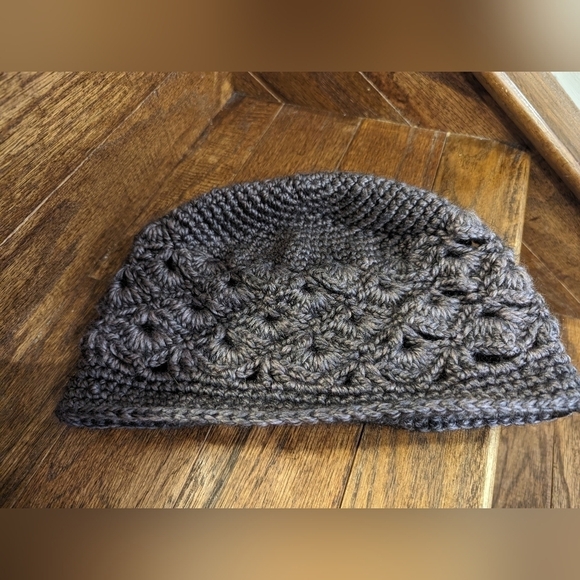Purple artisan hand knit hat woman's floral design - Picture 4 of 7